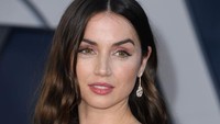 Sebelumnya Ana De Armas mencuri perhatian berkat penampilannya di film No Time To Die dan transformasinya di teaser trailer Blonde sebagai Marylin Monroe. (Foto: FilmMagic/Steve Granitz)  