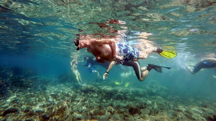 Ada Taman Arkeologi Bawah Laut di Siprus, Begini Penampakannya Siprus membuka taman arkeologi bawah laut pertamanya. Objek wisata itu tawarkan pengunjung sekilas sejarah di salah satu pelabuhan kuno di timur Mediterania.
