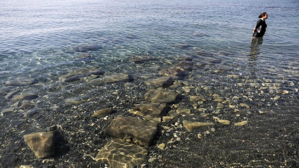 Diperkirakan pelabuhan itu dibangun sebagai pangkalan angkatan laut karena pintu masuknya yang sempit. Meski begitu, para ahli mengatakan penggunaan pelabuhan untuk keperluan komersial gabungan juga tidak dapat diabaikan.