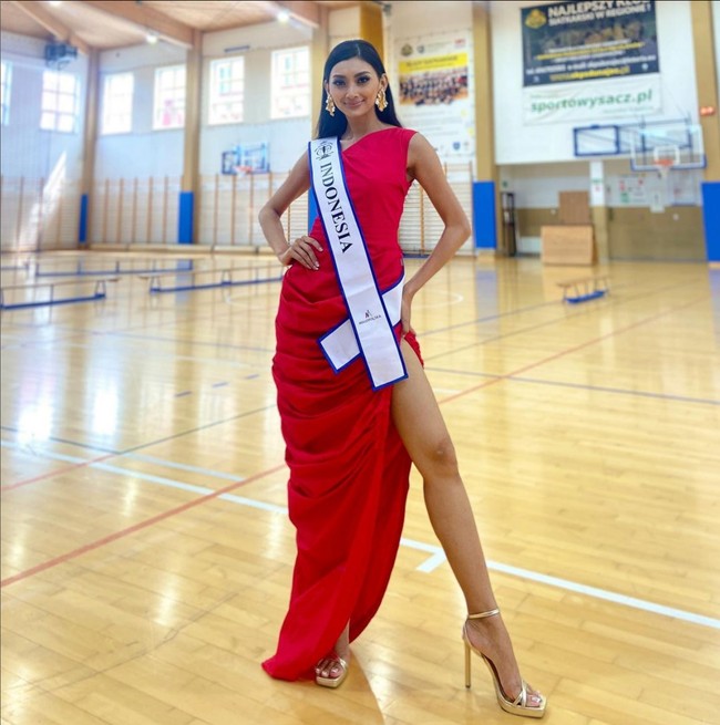 Merah membara, wanita 24 tahun ini bergaya dengan gaun merah berbelahan paha tinggi dan aksen smock, yang akan dikenakannya pada malam final nanti. Foto: Instagram/@officialputeriindonesia