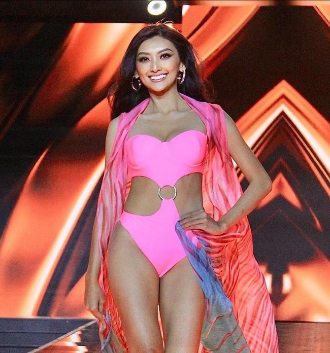 Saat melenggang di panggung dengan busana renang, Adinda Cresheilla melengkapi penampilannya dengan selendang chiffon yang disampirkan di bahu. Senyum manis membuat ia tampak percaya diri menghadapi kompetisi bertaraf internasional tersebut. Foto: Instagram/@officialputeriindonesia