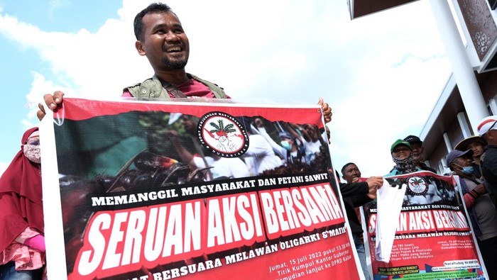 AKSI PETANI SAWIT DI KALBAR Sejumlah petani sawit Kalimantan Barat berunjuk rasa di Kantor Gubernur Kalimantan Barat di Pontianak, Jumat (15/7/2022). Mereka menuntut pemerintah untuk menaikkan harga Tandan Buah Segar (TBS) sawit, menurunkan pajak ekspor Crude Palm Oil (CPO) atau minyak sawit mentah, menurunkan harga pupuk dan pestisida, mencabut ijin Pabrik Kelapa Sawit yang curang dan memfasilitasi ekspor sawit ke Malaysia. ANTARA FOTO/Jessica Helena Wuysang/foc.
