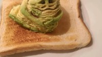 Bukannya lucu dan imut, irisan alpukat yang ditata sedemikian rupa ini jadi mirip seperti monster yang meleleh setelah terkena sinar matahari. Foto: Facebook Rate My Plate