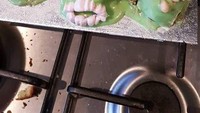 Buat kue dengan bentuk kura-kura lucu, kue hasil buatan netizen ini justru mengundang tawa. Apalagi hiasan cokelat putih yang menyerupai gigi manusia. Foto: Facebook Rate My Plate