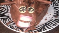  Kue bentuk hewan landak ini harusnya menggemaskan. tapi dengan lapisan cokelat yang asal. Serta gambar mata yang absurd, dan tambahan permen gigi yang aneh, membuat kue cokelat ini terlihat seram. Foto: Facebook Rate My Plate