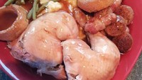 Nama hidangannya memang ayam panggang, tapi netizen di Facebook di buat terkejut oleh foto potongan daging ayam yang masih sangat mentah, dan disajikan dengan kentang tumbuk hingga sayuran. Foto: Facebook Rate My Plate