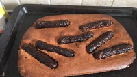 Mau buat hidangan pastry dengan sosis, netizen ini justru membakar sosisnya hingga hangus karena terlalu lama dipanggang di dalam oven! Foto: Facebook Rate My Plate