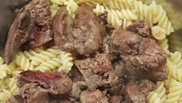 Hidangan pasta ini pasti buat nafsu makan hilang, apalagi dengan potongan daging yang masih ada darahnya! Foto: Facebook Rate My Plate
