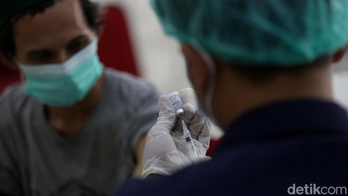 Sejumlah warga divaksin booster di Stasiun Pasar Senen. Pasalnya mulai 17 Juli penumpang kereta jarak jauh dari stasiun Jakarta wajib antigen bila belum booster