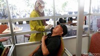 Layanan antigen tersebut dimulai pada pukul 06.00 WIB di Gambir, dan pukul 05.00 WIB di Pasar Senen. Layanan antigen di dua lokasi itu tutup pada pukul 22.00 WIB.  