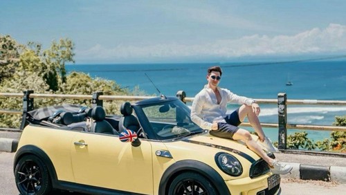 Artis Verrell Bramasta tengah berfoto dengan salah satu mobil mewah dari Bali Travel Shop pada beberapa waktu lalu.