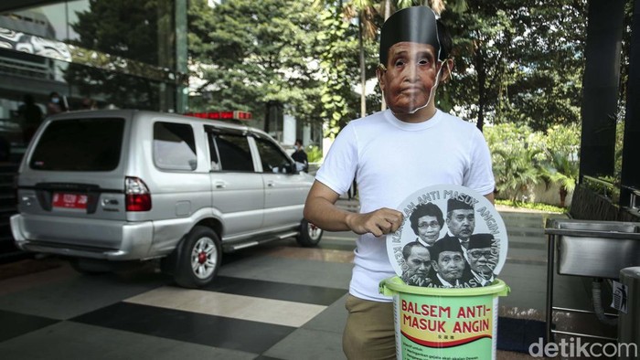 ICW gelar aksi teatrikal di depan kantor Dewas KPK, Jumat (15/7). Aksi tersebut digelar sebagai bentuk protes digugurkannya sidang etik eks Wakil Ketua KPK Lili Pintauli.