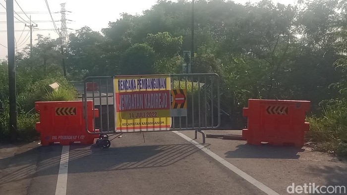 Banner pengumuman pembangunan Jembatan Kadirejo masih terpasang, Jumat (15/7/2022).