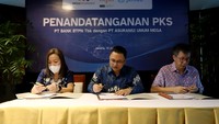 Hal itu ditandai dengan penandatanganan MoU di Menara Bank Mega, Jumat (15/7/2022) sebagai langkah awal Asuransi Mega dan Bank BTPN dalam berkontribusi mendorong pertumbuhan UKM di Indonesia. Hadir dalam acara tersebut Managing Director Asuransi Mega Tomy Ferdiansah (tengah) didampingi Head of Business Banking Bank BTPN Jeffrey C. Tjoeng, dan SME Head Bank BTPN Margareth P. Santosa.