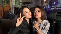 Artis lainnya yang ditemui oleh Beiby adalah Dewi Perssik. Ini momen mereka saat makan malam bersama di sebuah restoran. Foto: Instagram @gobeiby