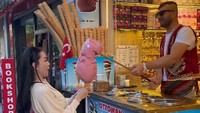 Saat liburan ke Turki, ini momen Beiby berada di toko es krim. Ia juga sempat terlihat dikerjai oleh sang penjual. Foto: Instagram @gobeiby