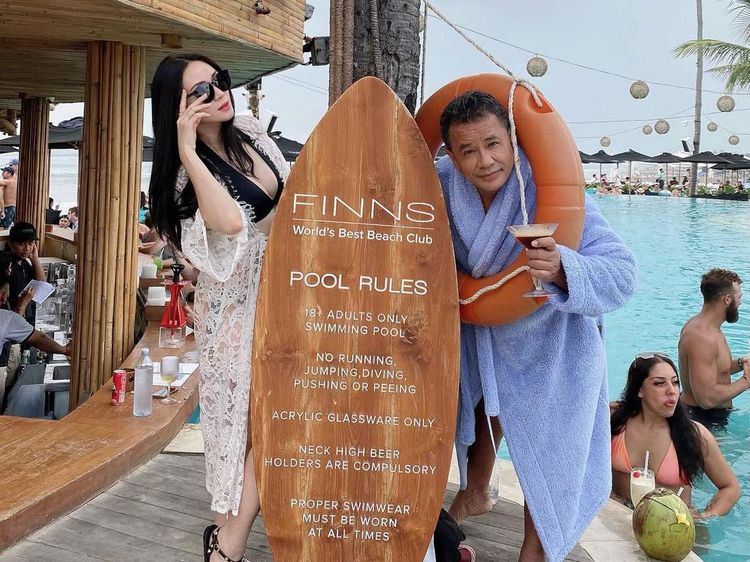 10 Pose Seru Beiby Michiko Go, Aspri Ke-3 Hotman Paris yang Suka Kulineran