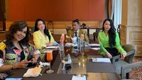 Beiby bersama Hotman Paris, Melanie Ricardo, dan aspri lainnya tampak sedang makan siang di sebuah restoran. Ini momen serunya! Foto: Instagram @gobeiby
