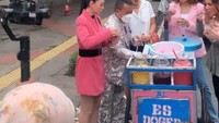 Saat syuting The Hotman bersama sang pengacara kondang, Beiby juga tampil. Saat itu, Hotman Paris menjadi penjual es doger. Foto: Instagram @gobeiby