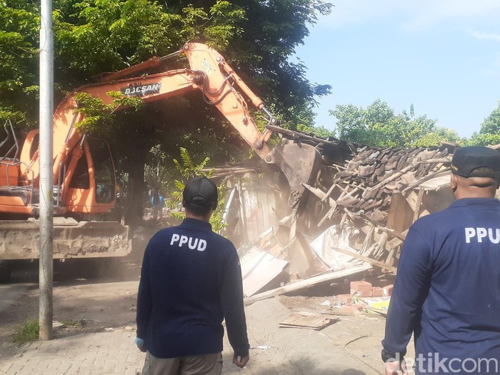 Belasan bangunan di Jalan Simongan Semarang dirobohkan Satpol PP, Jumat (15/7/2022).