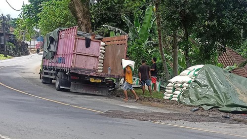 Beras yang terjatuh saat akan dipindahkan ke truk