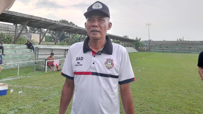 Pelatih Karo United Suharto AD saat diwawancarai di Stadion Pardede (Aldi/detikSumut)