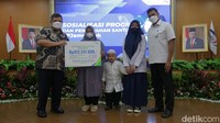 Direktur Utama BPJS Ketenagakerjaan Anggoro Eko Cahyo bersama Kepala Badan Pengawasan Keuangan dan Pembangunan (BPKP) Muhammad Yusuf Ateh serahkan santunan kematian dan manfaat beasiswa pendidikan sebesar Rp312 juta kepada ahli waris atau keluarga pegawai Non ASN di lingkungan BPKP yang meninggal dunia di Kantor Pusat BPKP Jakarta, Jumat (15/7).