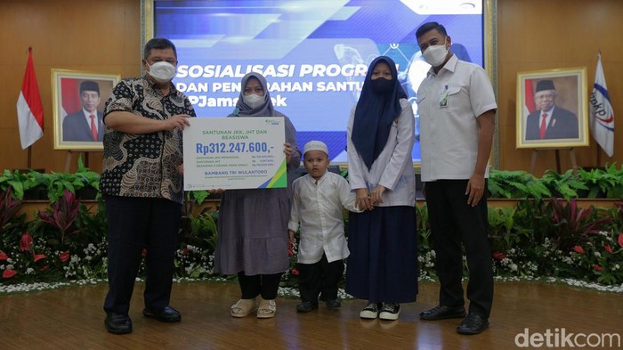 BPJS Ketenagakerjaan Santuni Kelurga Pekerja yang Meninggal BPJS Ketenagakerjaan beri santunan kepada keluarga pekerja yang meninggal dunia. Santunan itu bukti hadirnya negara akan jaminan sosial kepada pekerja Indonesia.