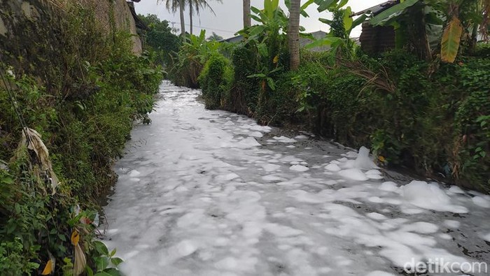 Sungai Gandekan di Kota Magelang yang dipenuhi dengan buih warna putih.