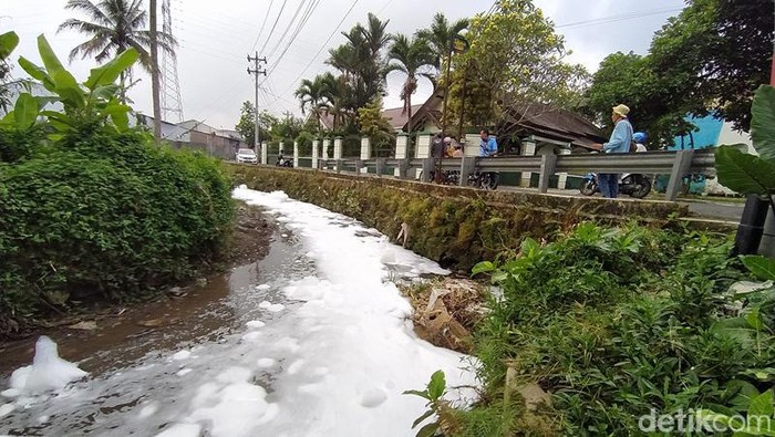Sungai Gandekan di Kota Magelang yang dipenuhi dengan buih warna putih.