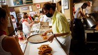 Churro biasanya disajikan sebagai sarapan untuk dicelupkan ke dalam cokelat panas. Sepanjang Festival San Fermin, masyarakat beramai-ramai berpesta dengan berbagai churro.