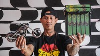 Berbagai jenis kerajinan daur ulang berbahan dasar kertas koran bekas berupa tas, dompet, wadah buah, hiasan dinding dan aneka miniatur itu dijual dengan harga Rp 90 ribu hingga Rp 1 juta.  