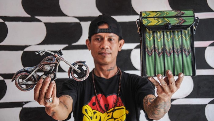 Dari Koran Bekas, Perajin di Cimahi Ini Tembus Pasar Asia-Australia Kerajinan miniatur kapal-motor yang dibuat perajin di Cimahi ini berbahan dasar koran bekas lho. Aneka miniatur itu telah dipasarkan ke Hong Kong-Australia.