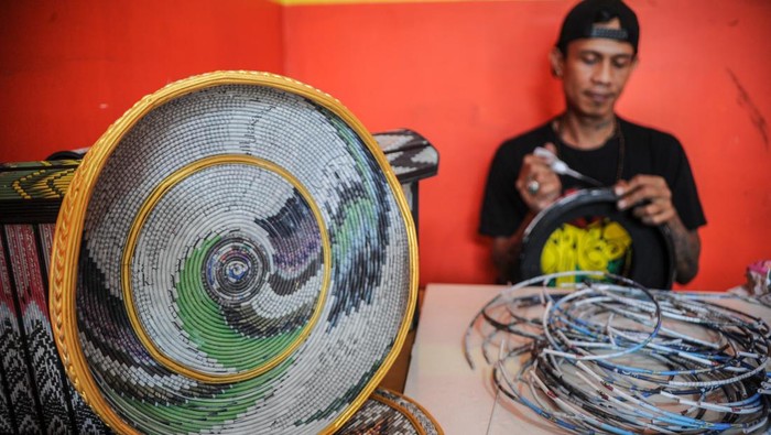 Dari Koran Bekas, Perajin di Cimahi Ini Tembus Pasar Asia-Australia Kerajinan miniatur kapal-motor yang dibuat perajin di Cimahi ini berbahan dasar koran bekas lho. Aneka miniatur itu telah dipasarkan ke Hong Kong-Australia.