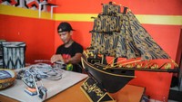 Perajin menyelesaikan pembuatan miniatur kapal pinisi dari kertas koran bekas di bengkel kerja nya di Jalan Permana, Cimahi, Jawa Barat, Jumat (15/7/2022).