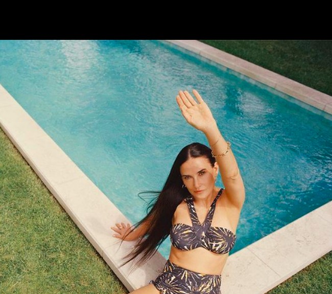Potret lainnya Demi Moore dalam balutan bikini. Di usia 59, tubuh Demi pun masih tampak bugar. Foto: dok. Andy Swim