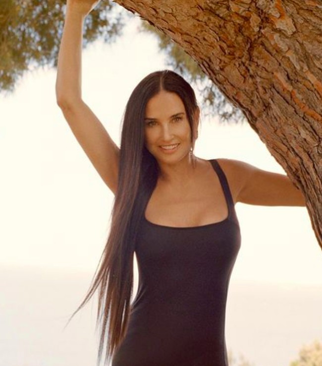 Pesona lain Demi Moore dalam pakaian renang hitam. Sejak lama, Demi pun mempertahankan gaya rambut panjangnya. Foto: dok. Andy Swim