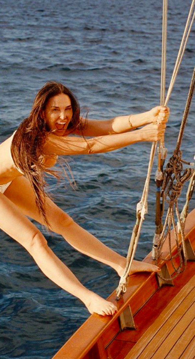 Dalam kampanye bikini tersebut, Demi Moore melakukan pemotretan di atas kapal pesiar.Foto: dok. Andy Swim
