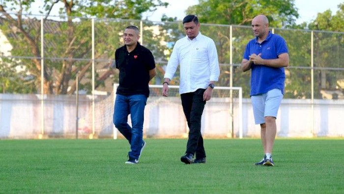 Direktur Utama PSM Makassar, Munafri Arifuddin ditemani Bupati Gowa meninjau Stadion Kalegowa.