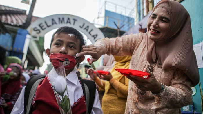 Hari pertama masuk sekolah dipenuhi rasa gembira atau deg-degan. Terekam dalam foto-foto berikut.