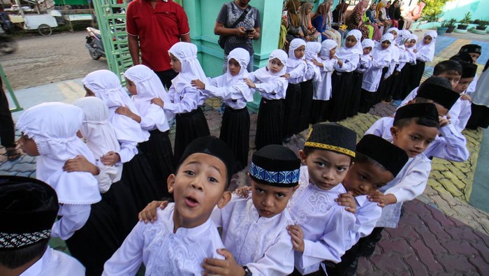 Hari pertama masuk sekolah dipenuhi rasa gembira atau deg-degan. Terekam dalam foto-foto berikut.