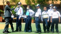 Sejumlah siswa baru mengikuti rangkaian kegiatan Masa Pengenalan Liingkungan Sekolah (MPLS) tahun ajaran baru di Sekolah Menengah Pertama (SMP) Negeri 9 Palembang, Sumsel, Kamis (14/7/2022). Wajah gembira para siswa pun tampak terlihat saat kembali sekolah. ANTARA FOTO/Feny Selly  