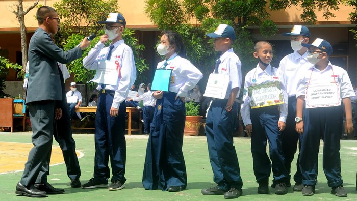 Hari pertama masuk sekolah dipenuhi rasa gembira atau deg-degan. Terekam dalam foto-foto berikut.