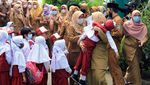 Ekspresi Para Siswa pada Hari Pertama Sekolah di Berbagai Daerah