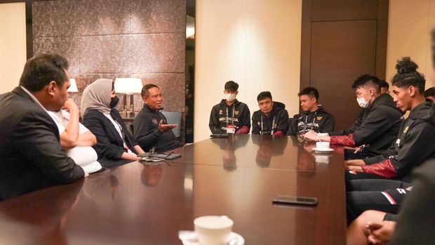 Pebasket Indonesia Derrick Mchael Xzavierro (kiri) berebut bola dengan pebasket Yordania Ahmad Al Dwairi (kanan) saat bertanding dalam laga babak penyisihan Grup A FIBA Asia Cup 2022 di Istora Gelora Bung Karno, Senayan, Jakarta, Kamis (14/7/2022). Yordania menang atas Indonesia dengan skor 74-65. ANTARA FOTO/Galih Pradipta/rwa.