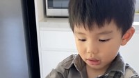 Arthur bahkan bisa potong bawang lho! Arthur likes onion, katanya. Gemas!