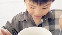 Kali ini Arthur bikin pasta topping daging. Ia mengiris-iris dan memotong dagingnya sendiri. Tak lupa menyiapkan bahan-bahan lain.