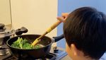 Gemas! Begini 10 Gaya Arthur, Anak Chef Arnold Saat Masak