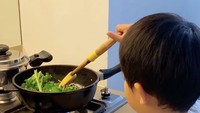 Arthur juga seperti sudah piawai nih menumis sayuran. Ia tampak menikmati semua proses masak ini.