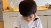 Memotong-motong kale, Arthur pakai pisau khusus anak kecil. Pisau Arthur tidak tajam katanya pada penonton.
